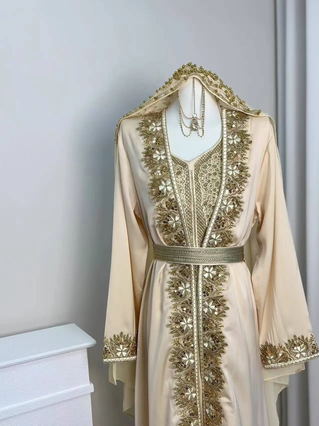 

Дубай Абая Арабская Абая Абу Цсаби Длинное платье Шелковистая текстура на талии Длинное платье с рукавами «летучая мышь»