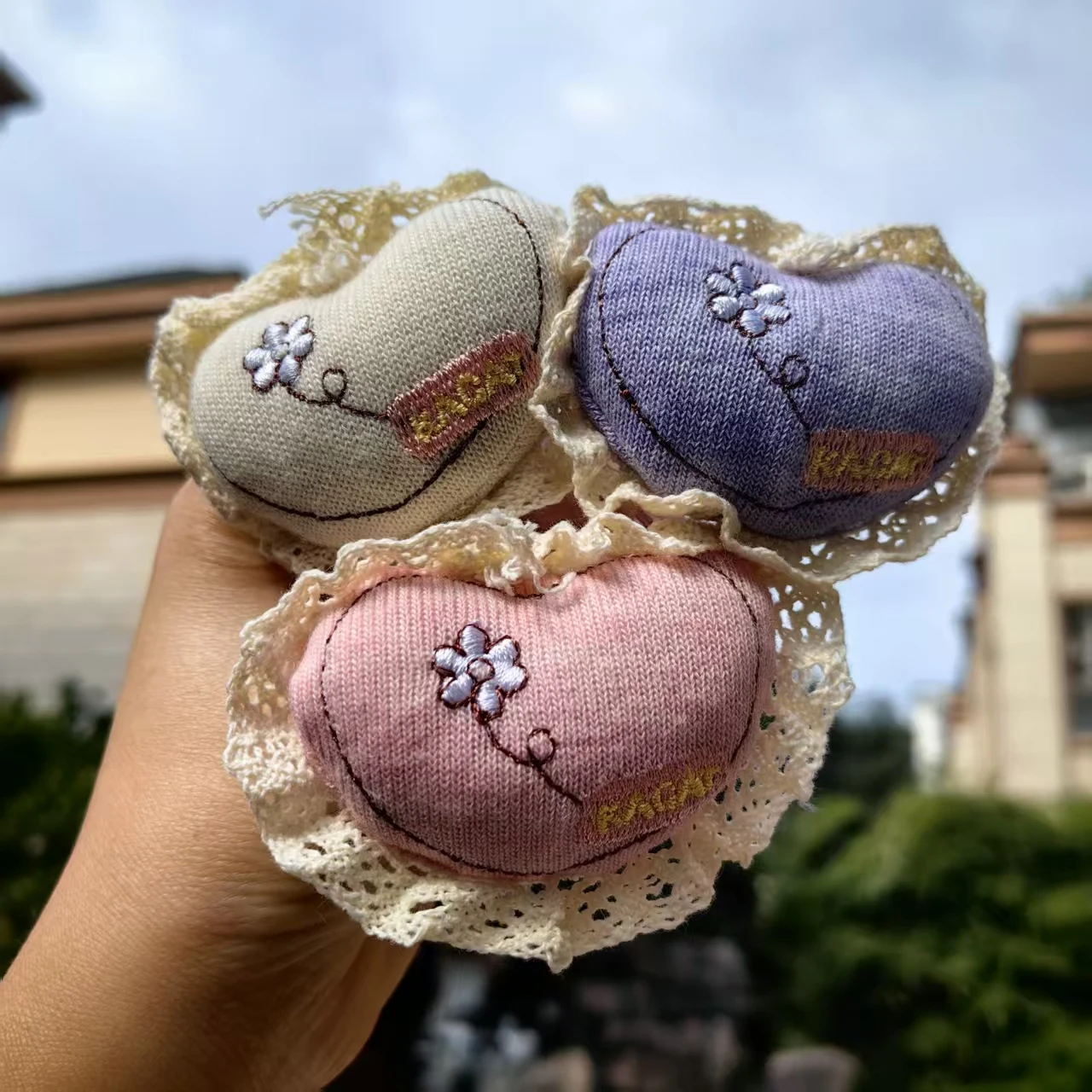 ที่วางโทรศัพท์แบบมีขนปุย ลายลูกไม้ รูปทรงบัลเล่ต์  วัสดุใยฝ้าย  ใช้ได้กับโทรศัพท์ทุกรุ่น เช่น iPhone และ Samsung