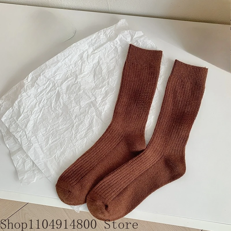 زوج واحد من الجوارب الشتوية السميكة الدافئة، جوارب متوسطة الأنبوب بلون سادة، جوارب نسائية كاجوال من جلد الغزال، يتم ارتداؤها في الطقس البارد #4