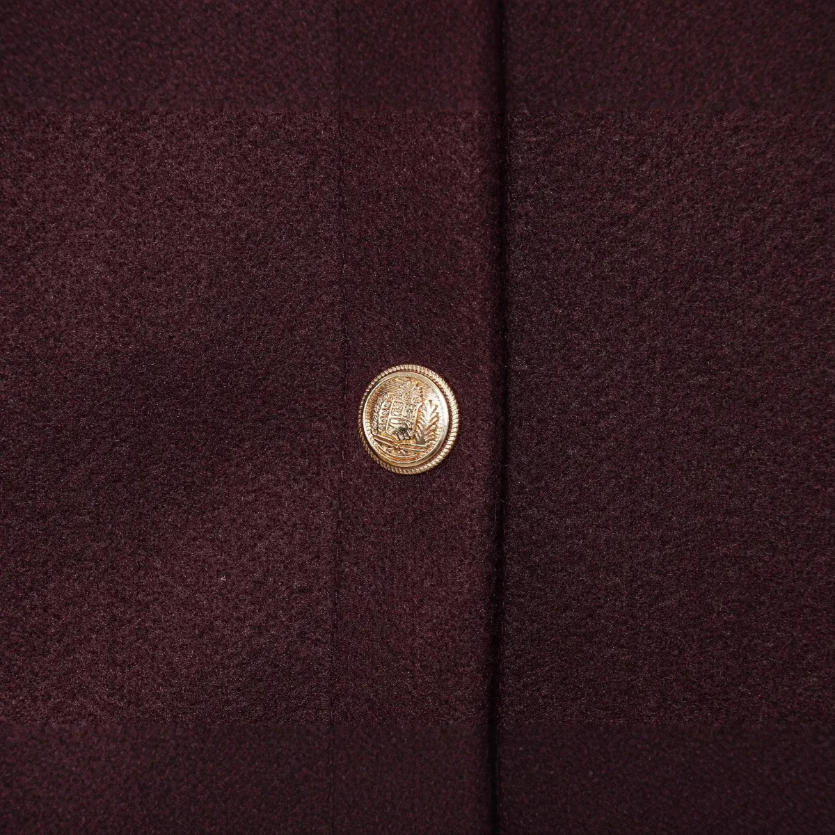 Damska kurtka bomberka , jednolita, krótka, z okrągłym dekoltem, zapinana na jeden guzik, z długim rękawem, z kieszeniami, idealna na wczesną jesień.