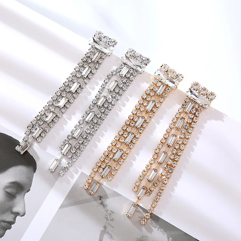 Fashion earrings, long claw chain, fringed earrings, earrings, women's high-end banquet, super flash full of diamond studs.