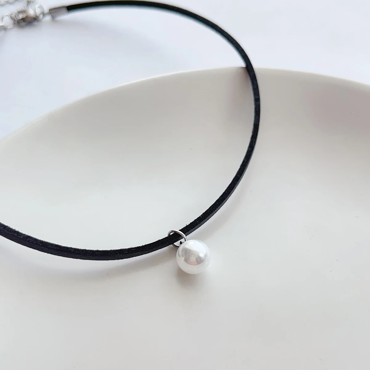 Sweet and cute simple everything artificial pearl pendant black PU leather choker collar neck with choker necklace women