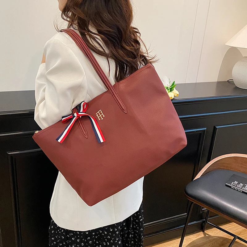 

Women High End Sleek Leather Shoulder Bag Luxury Fashion Elegant Daily Tote Handbag Crossbody