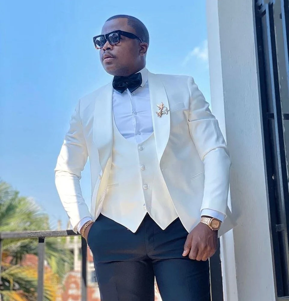 

Белый мужской свадебный костюм-тройка: пиджак с шалевым воротником, жилет, брюки. Облегающий крой. Для жениха, выпускного, вечеринки, банкета, деловых мероприятий.