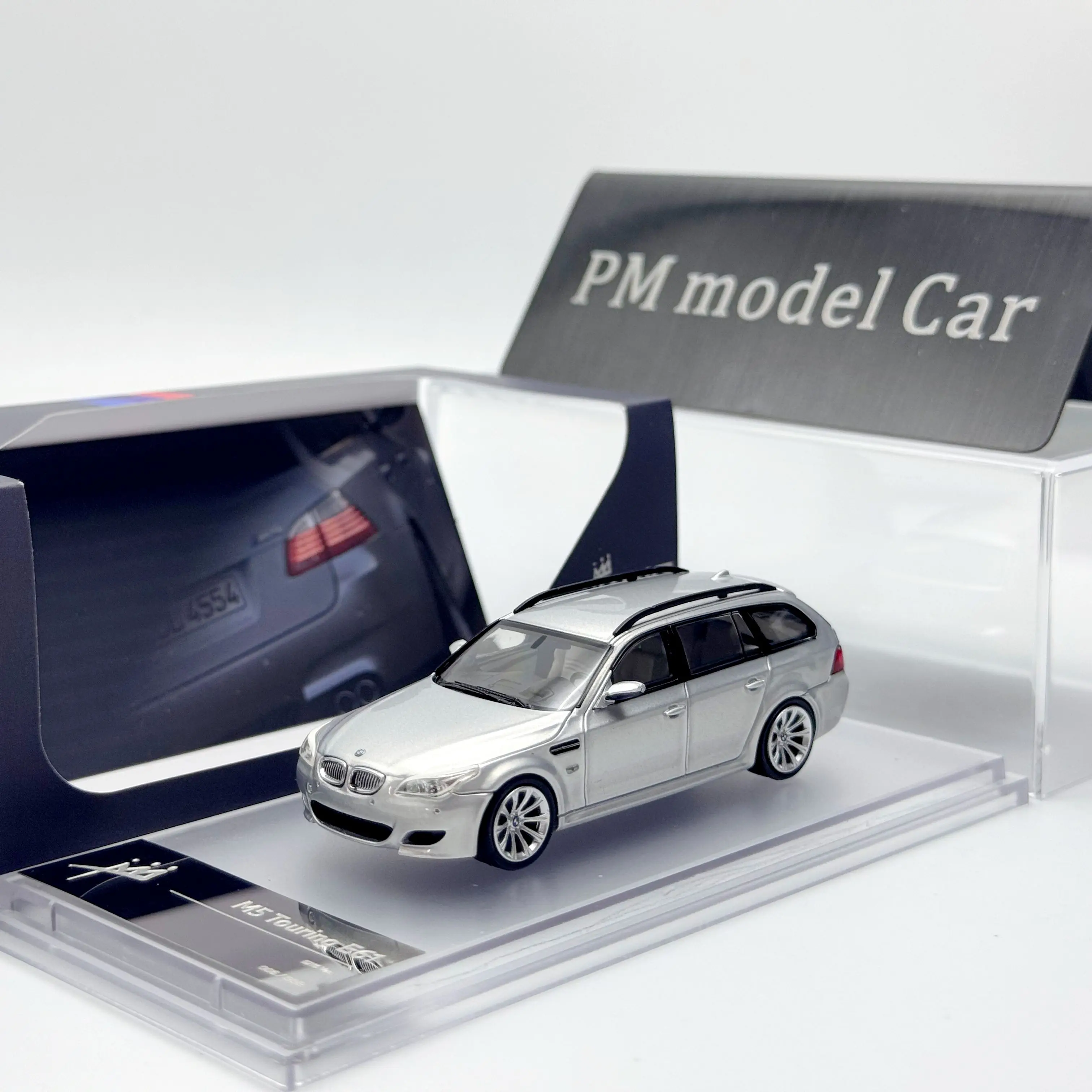 คิงโมเดล 1:64 BMW M5 E60 E61 ซาลูน ทัวริ่ง โมเดลรถหล่อโลหะผสม ของสะสม ของขวัญ