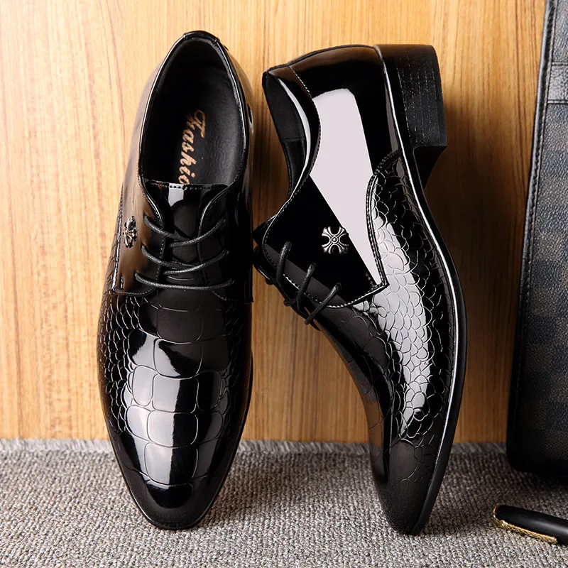 Shoes for Men Quality Patent Leather Casual Shoe Lace Up Oxfords Fashion Pointed Leather Dress Shoes Classic Carved Brock Shoes