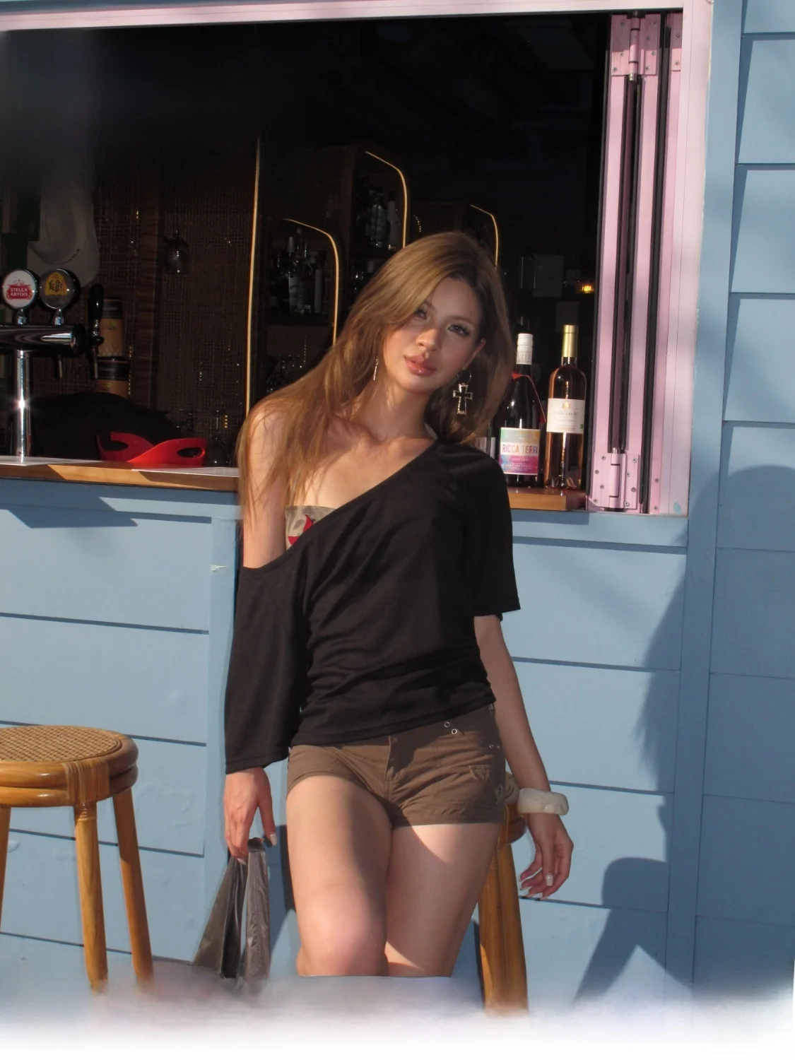 

Женский летний комплект Audwyn: шелковая футболка с открытыми плечами и коротким рукавом, топ с узором в виде звезд и брюки.