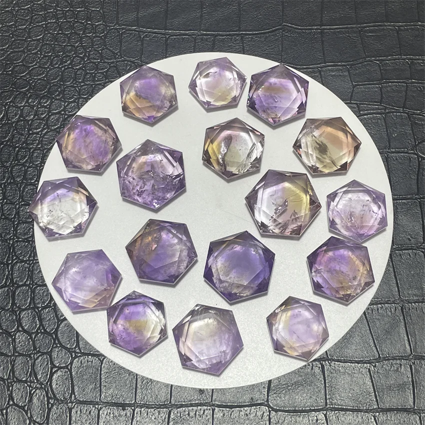 

Натуральный необработанный аметист, отполированный, с шестиконечным звездообразным фиолетово-желтым кристаллическим аксессуаром в виде сателлита. Создание кристаллов.