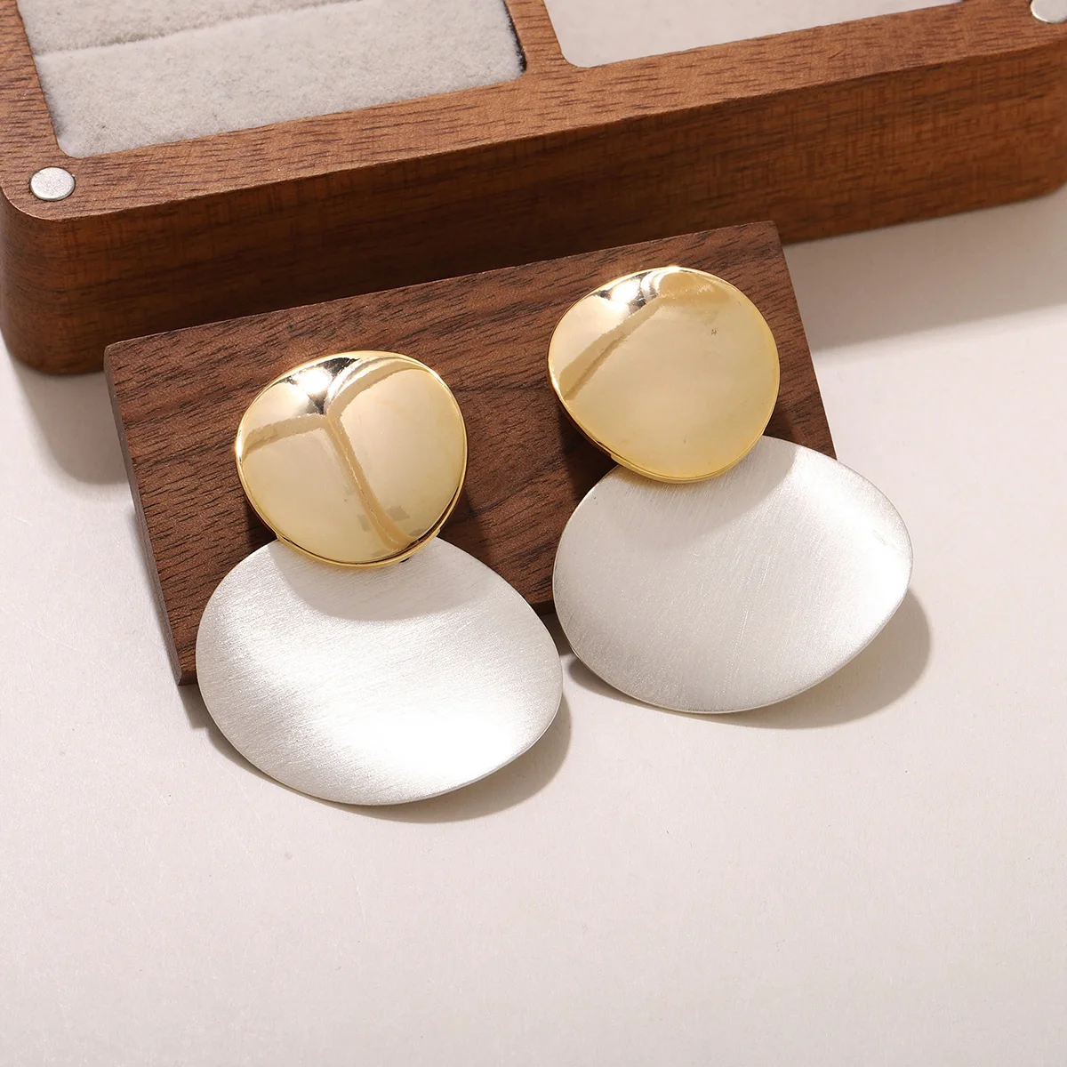 أقراط هندسية خفيفة الوزن غير متماثلة، قرص ذهبي لامع مع بيضاوي فضي مصقول لمظهر الطبقات لأسلوب مرتفع للاستخدام اليومي #4