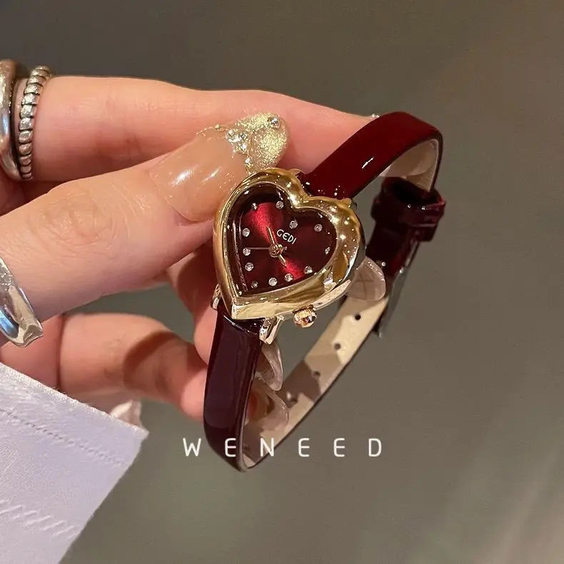 2026 New Retro Watch Luxurious Metal Heart Shape Casual Fashion Design Exquisite Compact Belt Quartz Watch Gift for Women