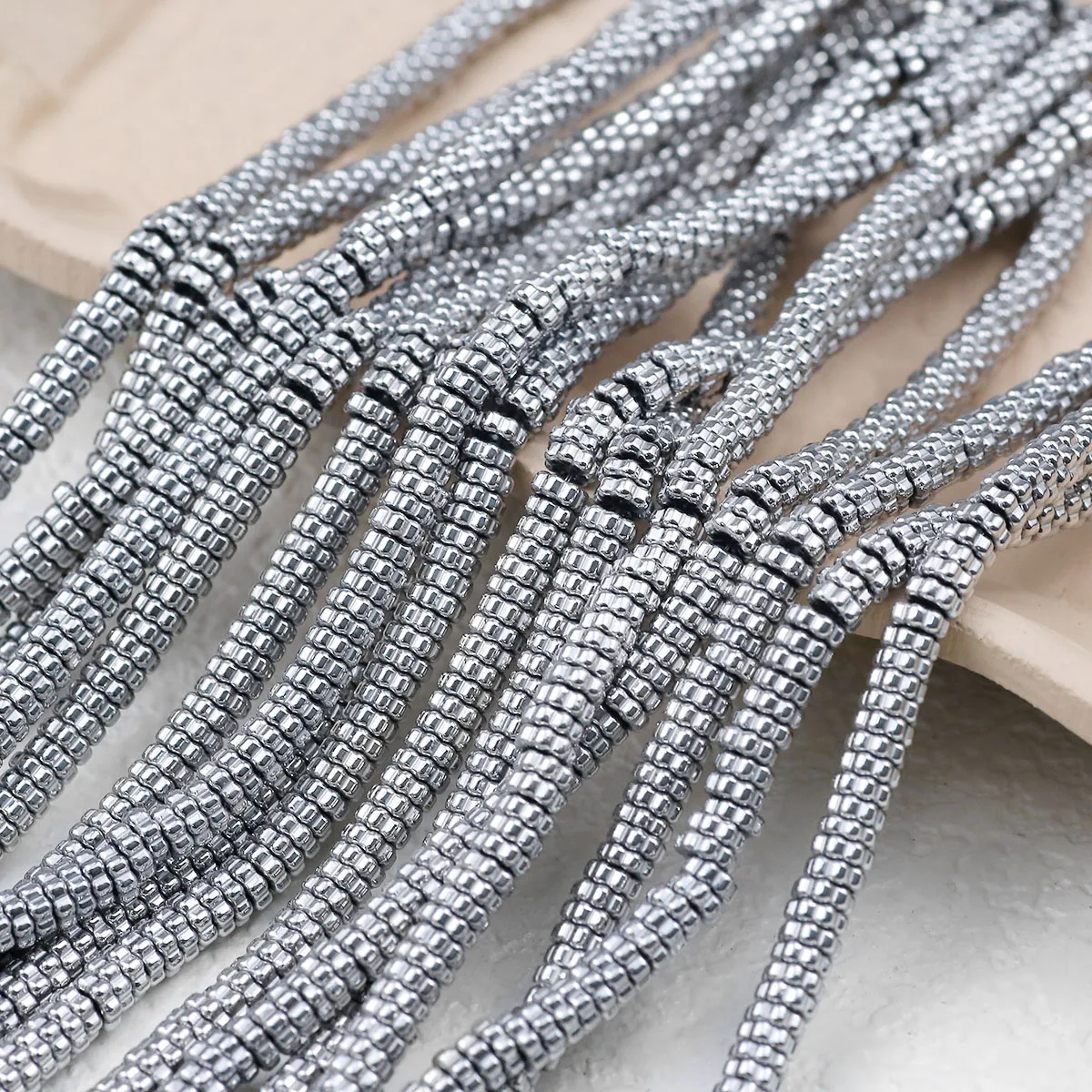 5×1mm vergoldet-goldene natürliche Hämatit flache Chrysantheme weiß goldene Spacer lose Perlen für Schmuckherstellung DIY Armband Accessori