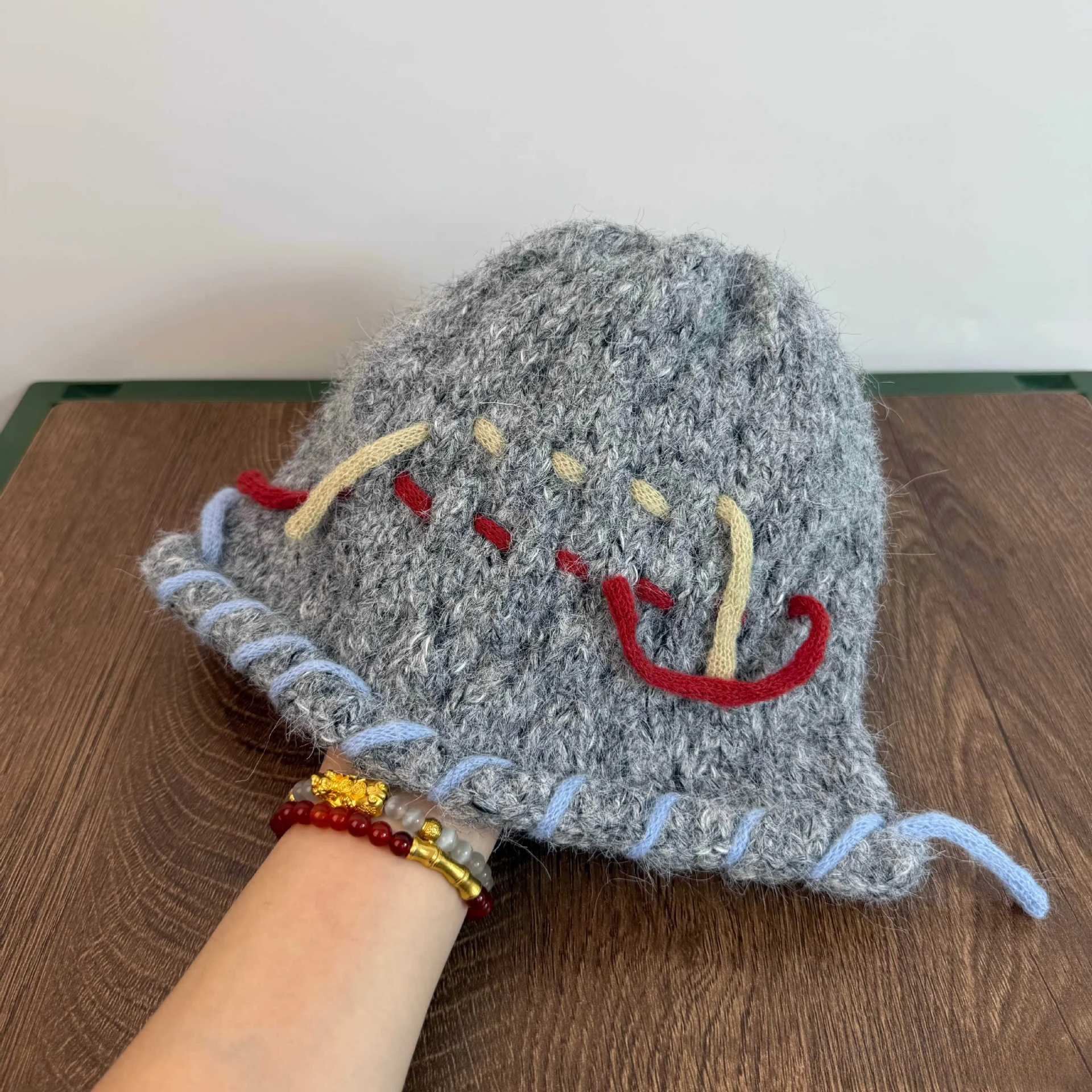 Плетеная плюшевая вязаная шапка с крючком для женщин, осенние и зимние шапки, теплая защита ушей, холодная шапка с закатанными краями Плетеная плюшевая вязаная шапка с крючком для женщин, осенние и зимние шапки, теплая защита ушей, холодная шапка с закатанными краями