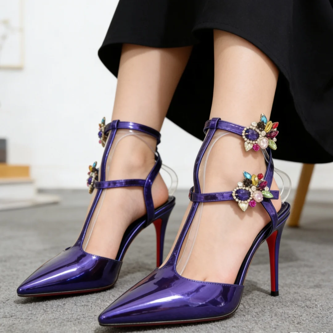 

Красочные женские туфли-лодочки с острым носком, украшенные крупными стразами, на Т-образном ремешке с пряжкой, из темно-фиолетовой лакированной кожи