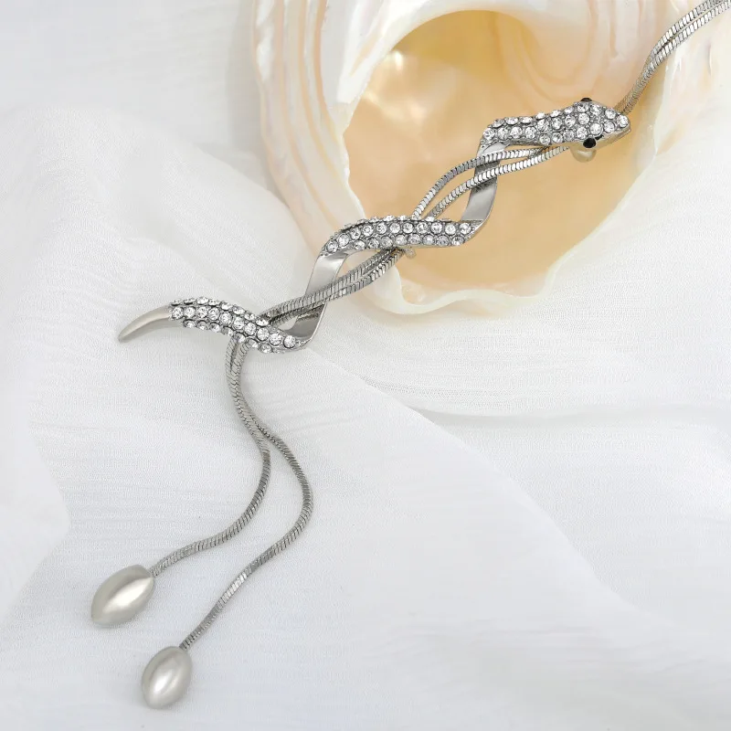 

Paired with a sweater and a long necklace, this fashionable and versatile snake-shaped long necklace is suitable for women