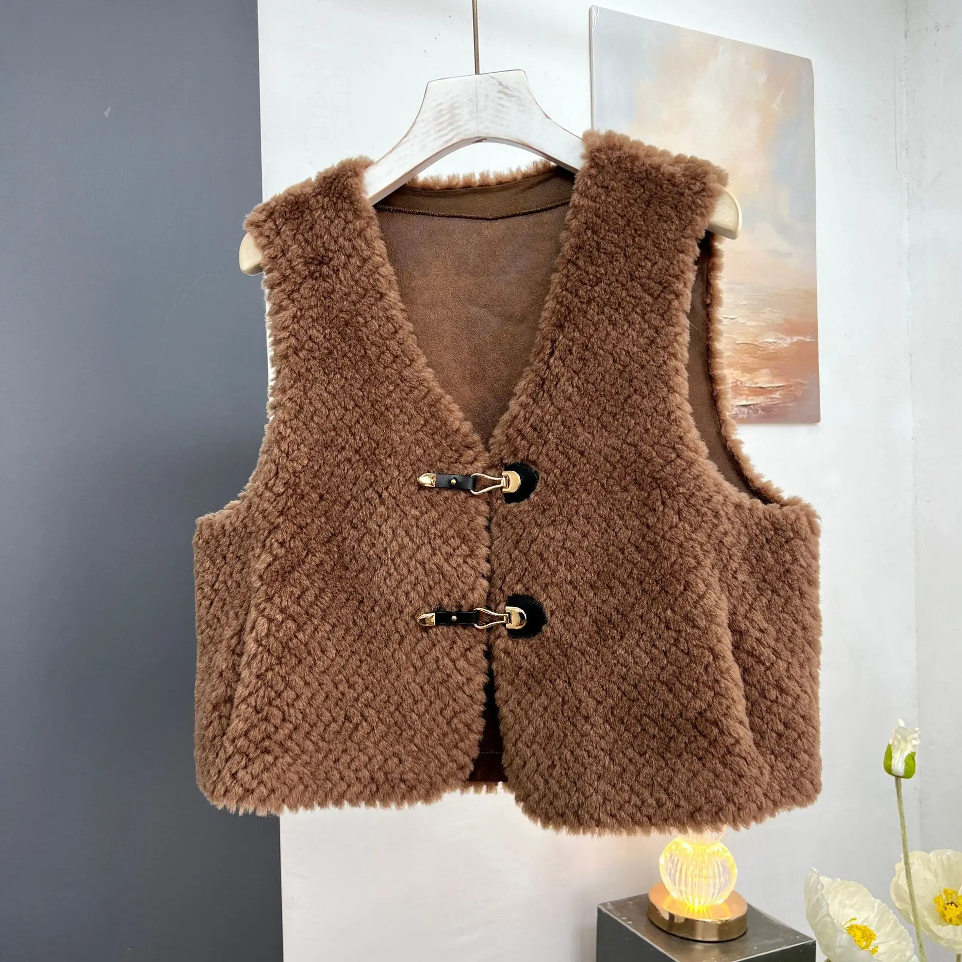 2024 autumn and winter outfit new lamb fur vest fur integrated sheep shearing wool granular fur women's short Korean