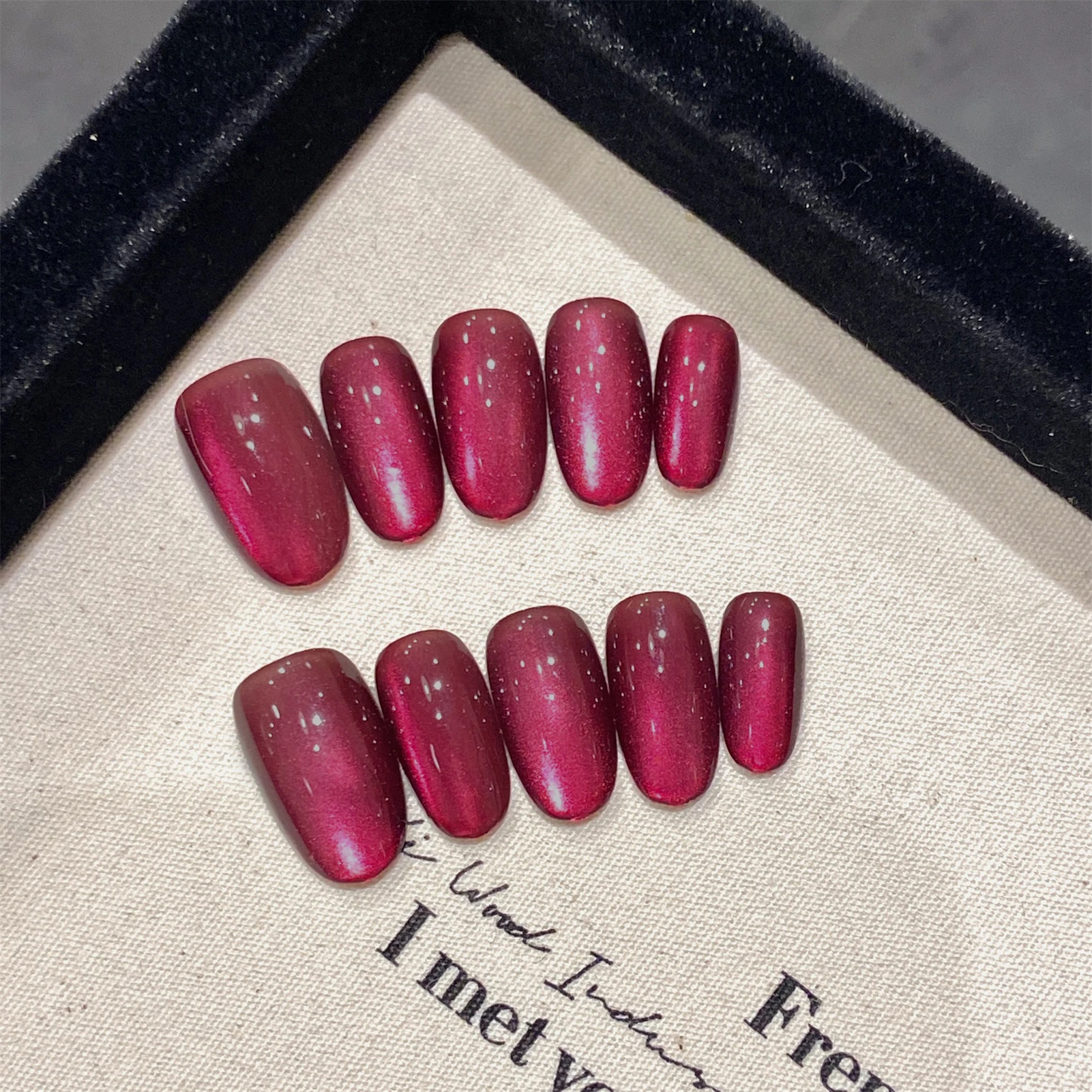 ピタヤキャットアイフェイクネイルフルカバーネイルチップハンドメイドグリッターショートオーバルプレスオンネイル女性用ウェアラブルデタッチャブルマニキュアセット