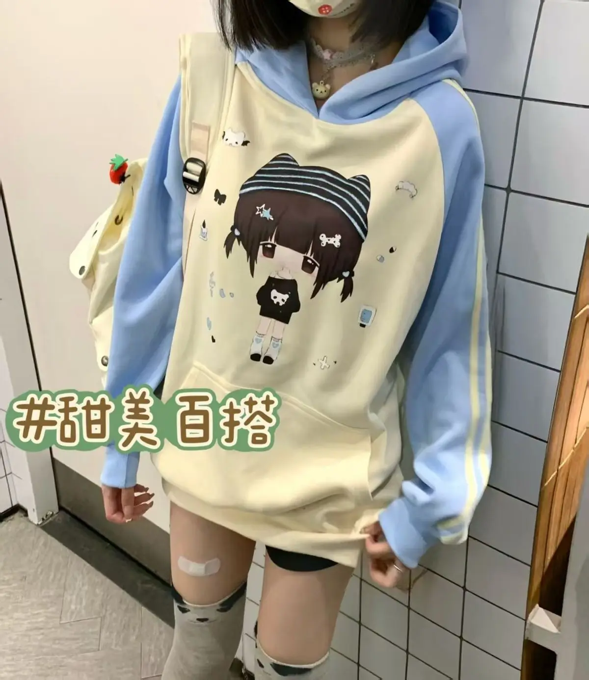 هوديي ياباني عصري Y2K 2000s Kawaii Cartoon Girl مطبوع: أكمام راجلان متباينة باللونين الوردي والأسود، فتاة طلابية متعددة الاستخدامات