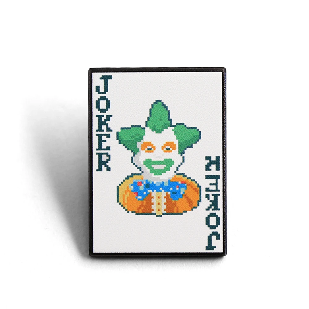 Balatro Joker Brosche, Karten-Spiel-Accessoire, Anstecknadel, legendäres Joker-Metallabzeichen, Spielersammlung, kreatives Kragen-Accessoire. – Detail 1