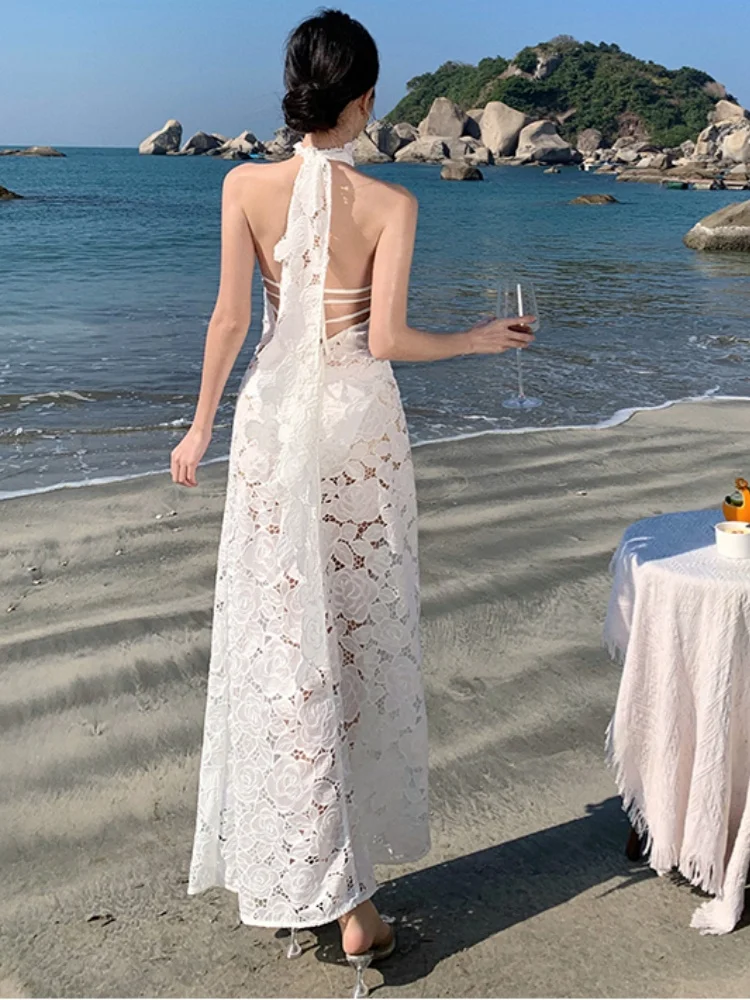 휴가 흰색 레이스 속이 빈 매달려 목 긴 드레스 섹시한 등이없는 디자인 스타일 2025 새로운 드레스