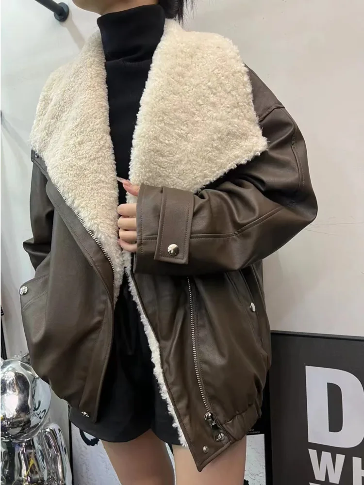 [EWQ] Tops elegantes de lana de cordero con diseño de solapa, chaqueta de cuero PU marrón de manga larga, abrigos gruesos de invierno a la moda para mujer, novedad de Otoño de 2024