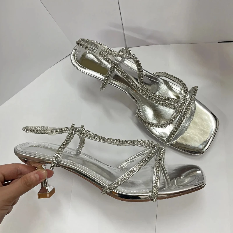 

Новые летние женские босоножки на высоком каблуке с одним ремешком. Сандалии со стразами. Лакированная кожа с открытым носком. Серебристый темперамент. Вечеринка.