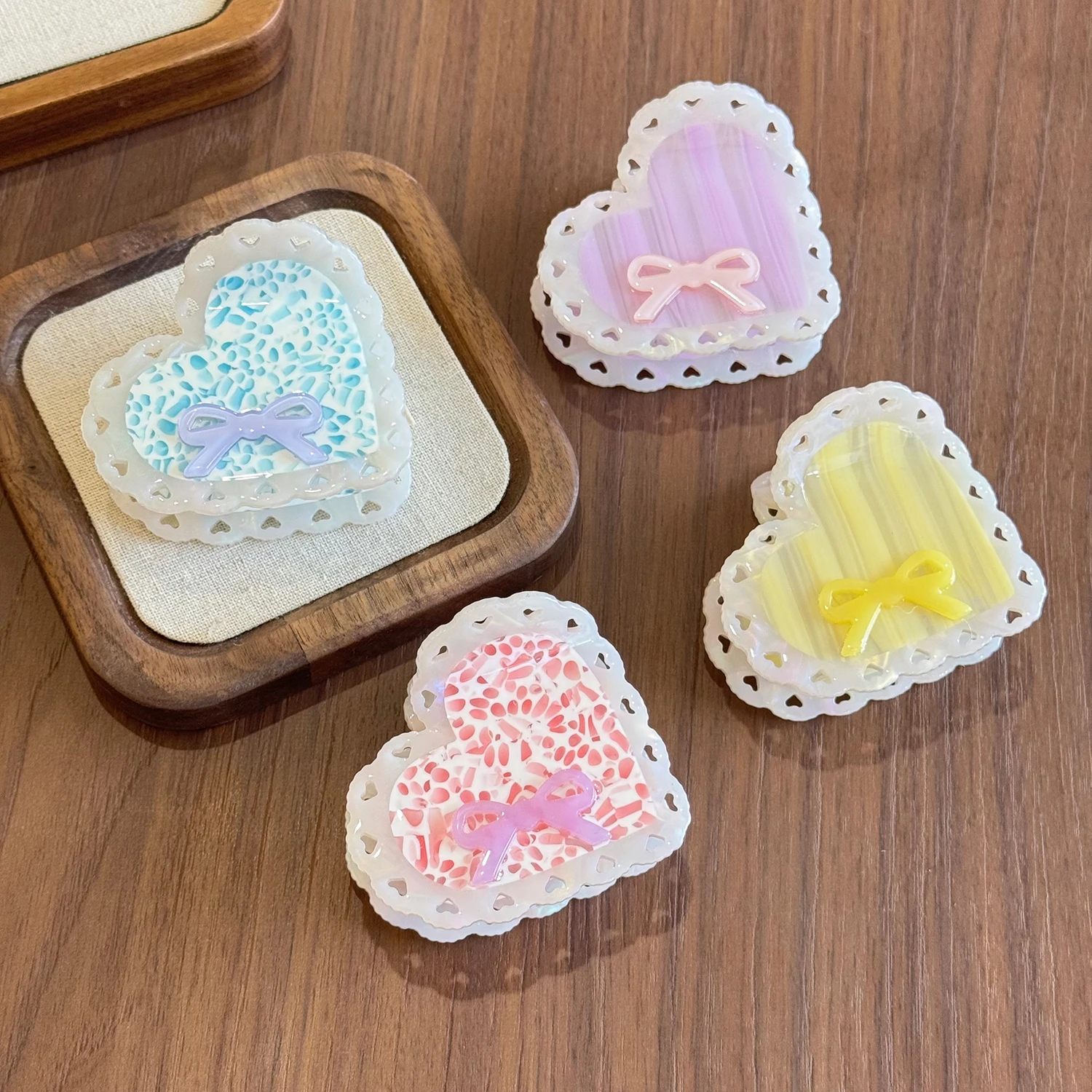 

Dowell Acetic Acid Bow Heart-shaped Grab Clip, High-end Color-blocking Hair Clip, Versatile Hair Accessory