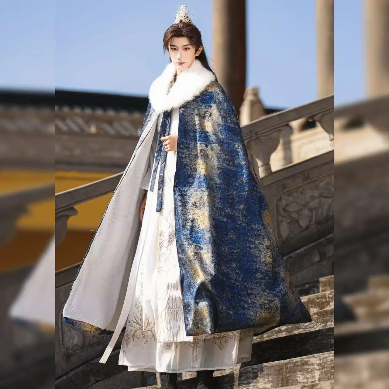 عباءة هانفو المنسوجة باللون الذهبي الأصلي للرجال والنساء للشتاء سميكة وياقة قطيفة رداء طويل على طراز القصر ركوب ملكي كيب خارجي دافئ للرجال #1