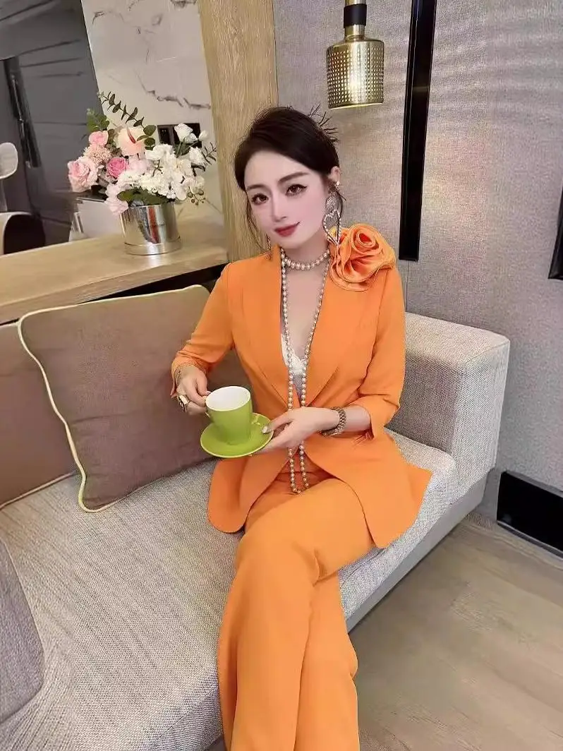 

Летний женский костюм-двойка 2026: приталенный пиджак с 3D-цветочным узором и брюки с микро-клешем, длинный рукав, длинные брюки