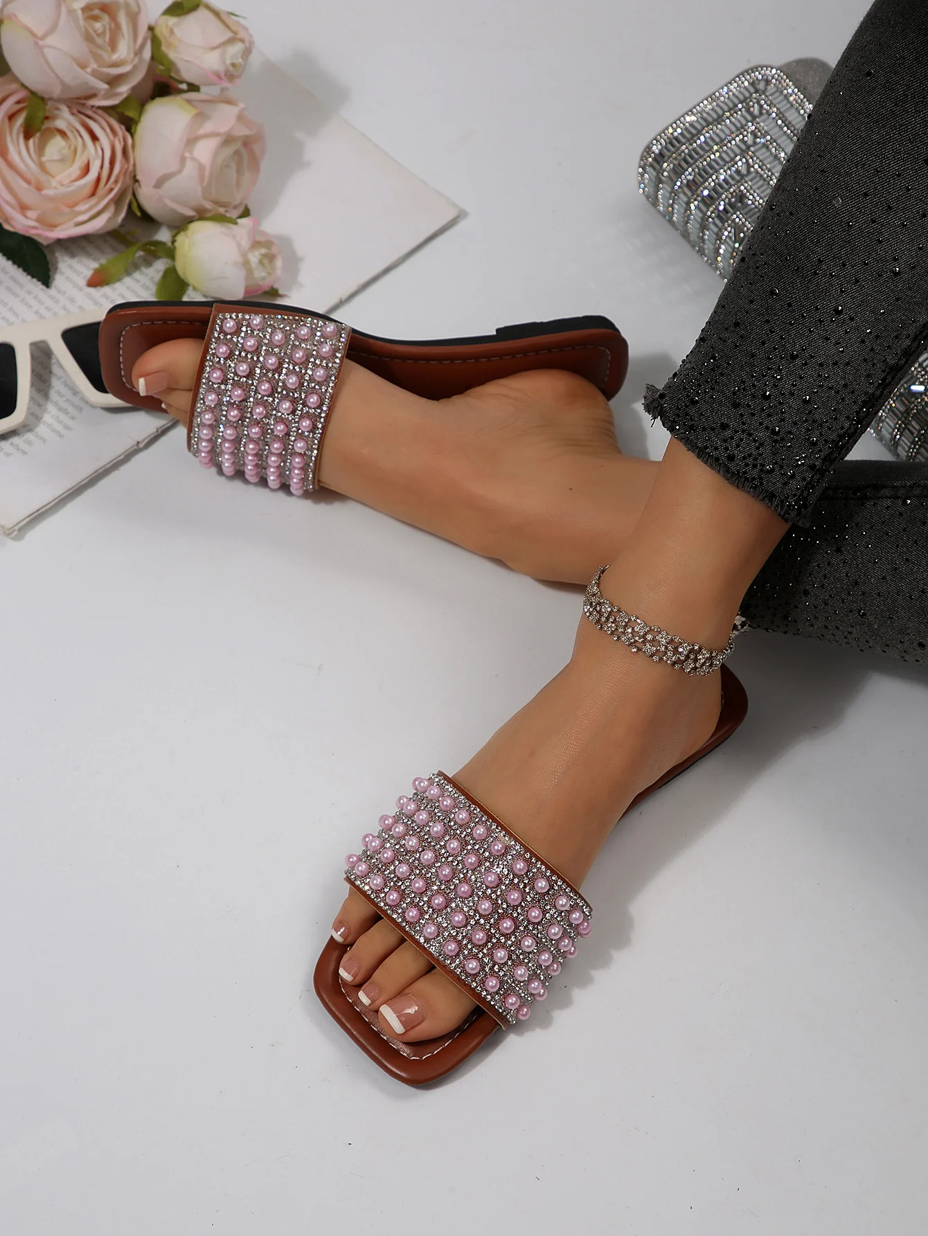 New Fashionable Summer Sandals for Women, Slip-On Slippers, Party Birthday Gift, Solid Color Outdoor Casual Shoes, Simple and Elegant Flat Beach Slippers, Easy to Match, Comfortable for All-Day Wear at Home and Outdoors view 3