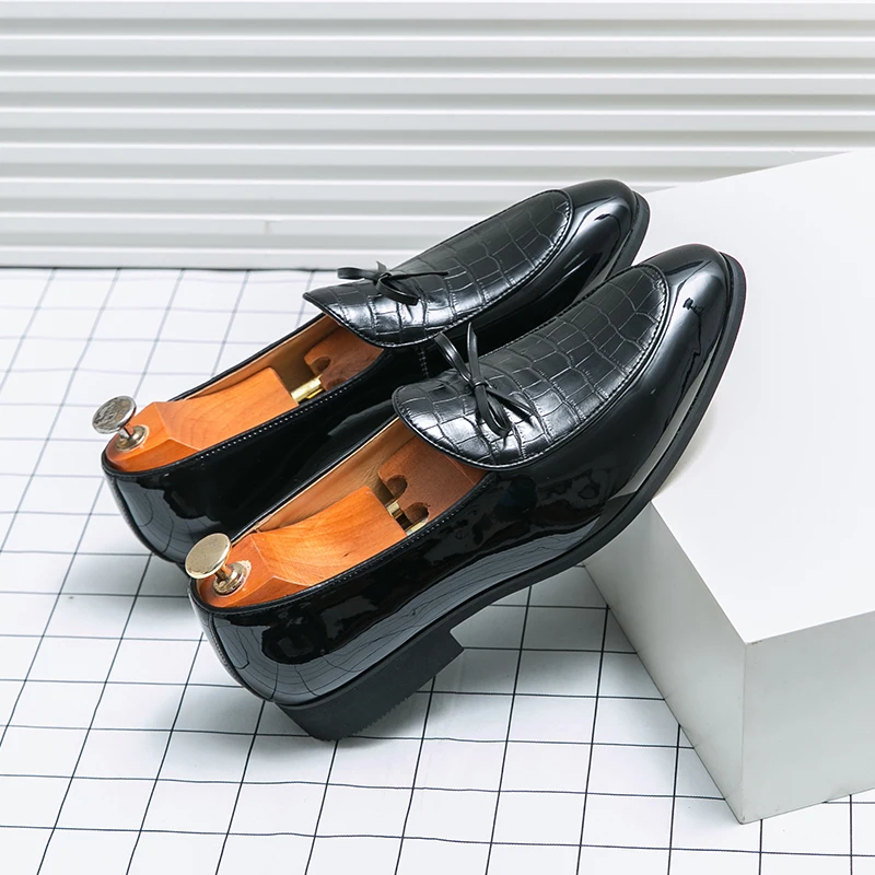 Retro Men Loafers English stone pattern Patent Leather Shoes Soft sole Party Casual Mules Business office commuting Dress Flats