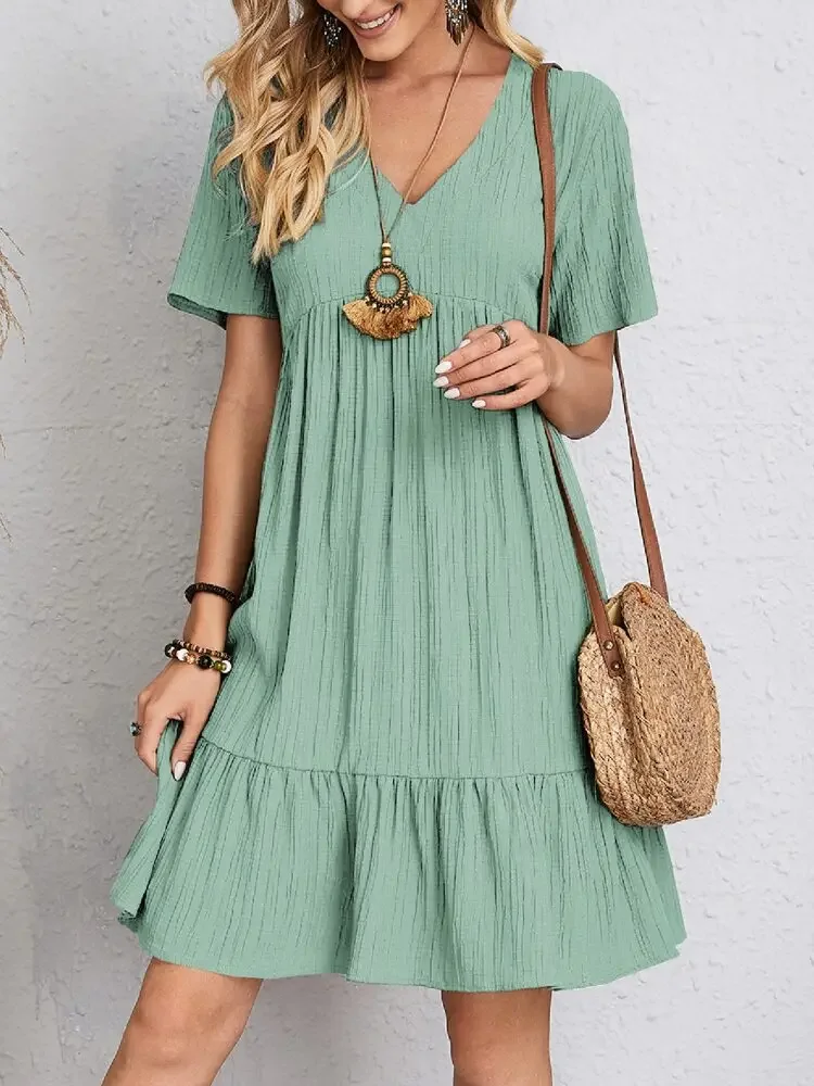 Elegantes Damen-Minikleid mit V-Ausschnitt und kurzen Ärmeln, einfarbig, locker geschnitten, mit Rüschensaum, lässiges Boho-Sommerkleid für den Urlaub am Strand. – Detail 27