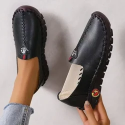 Sapatilhas clássicas de couro PU sólido para mulheres, sapatos casuais para mães, mocassins de costura macios, novos, primavera