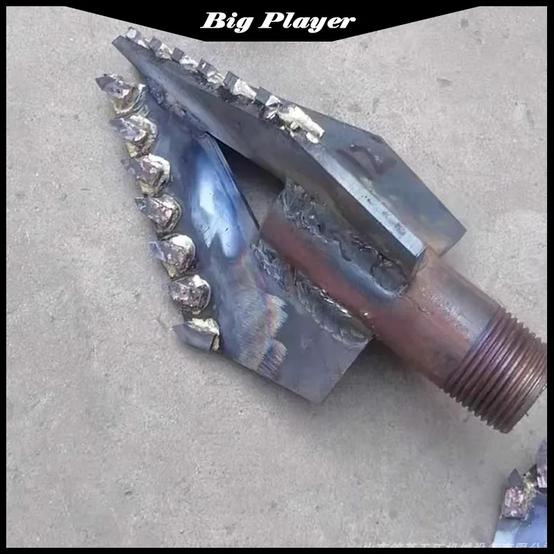 

Индивидуальная небольшая буровая установка для водяных скважин. Трехкрылое сверло из сплава, подходит для однодюймовой сверлильной трубы в почве и песчаном слое.