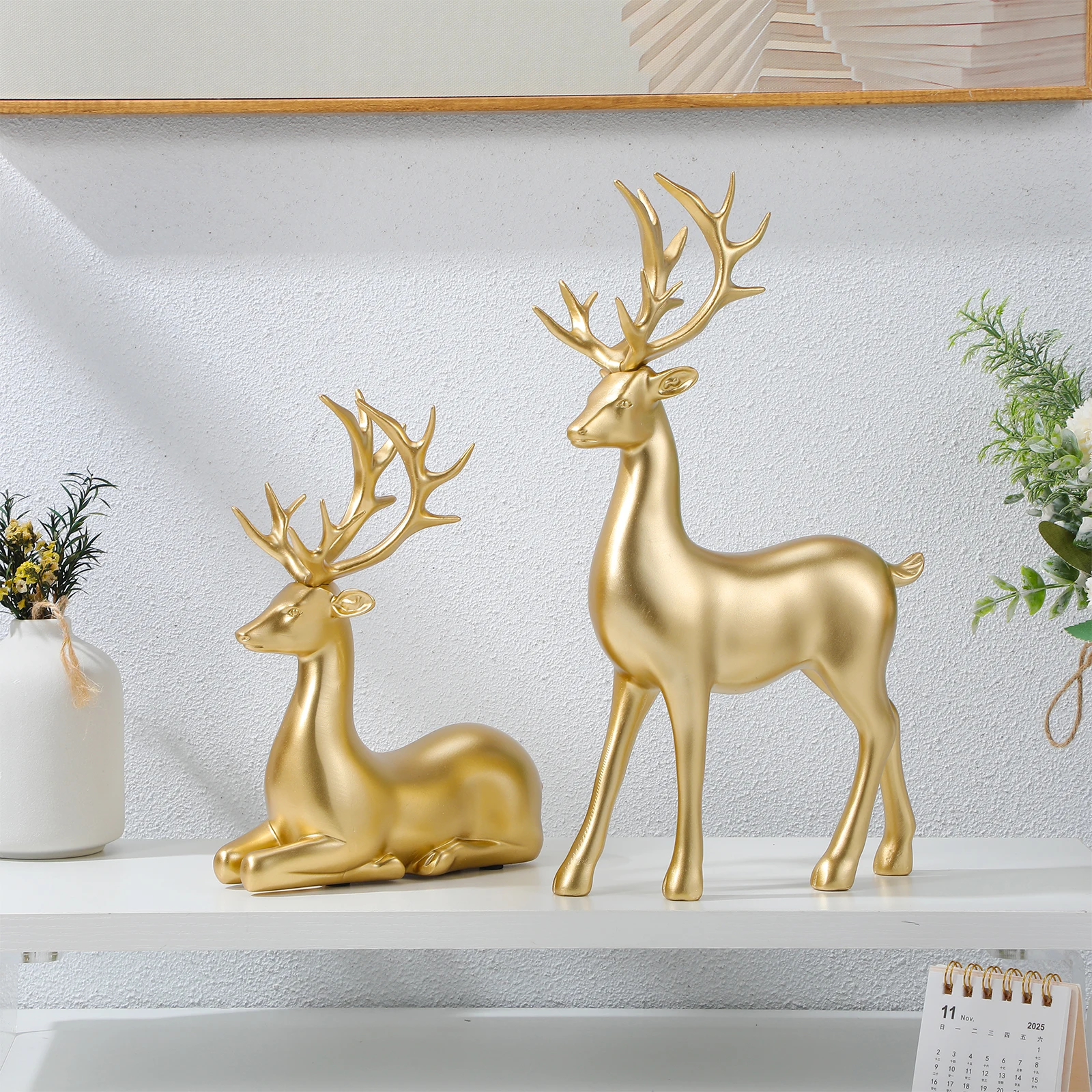 

2Pcs Resin Elk Statue Lovely Elk Ornament for Christmas Decoration Desktop Xmas Decor Festival Gift Home Party Supplies