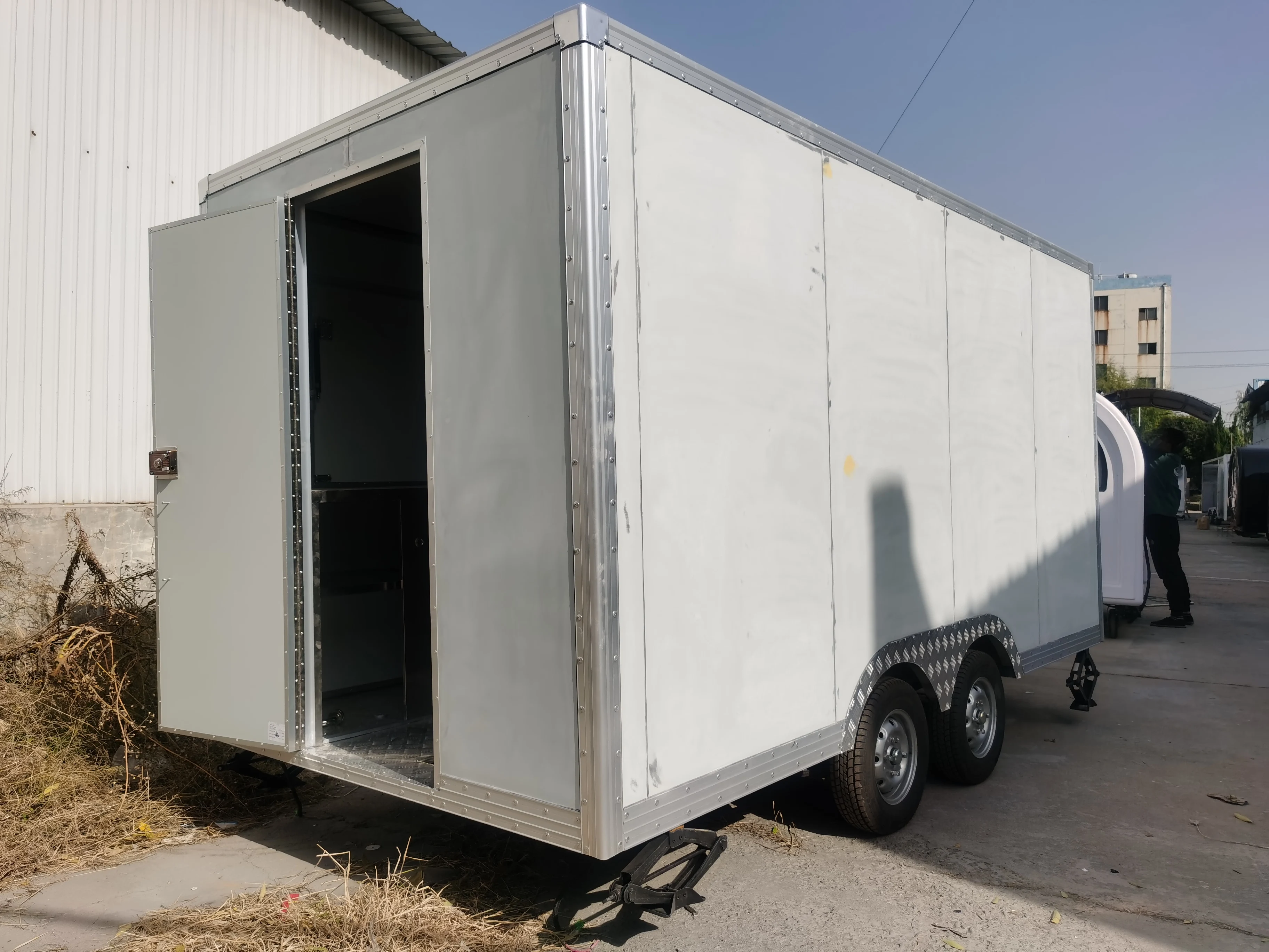 สีขาวสีรถเข็นอาหารมือถือ Street รถบรรทุกขนมสําหรับ Soft Ice Cream Machine Shop รถพ่วงสามารถปรับแต่ง Cooling เครื่องดื่มอุปกรณ์