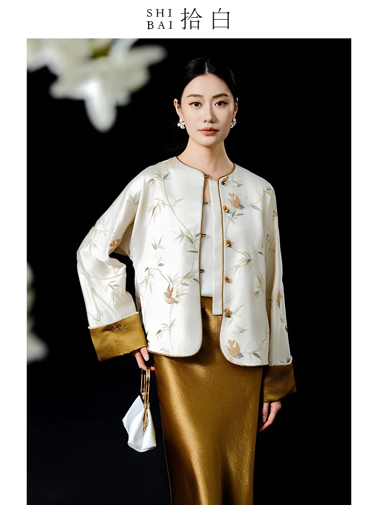 ibai Pi Blanc Nouvelle Veste Chinoise Brodée Motif Fleur de Prunier Couleur Aubergine Surface Satinée Texture Imitation Vinaigre