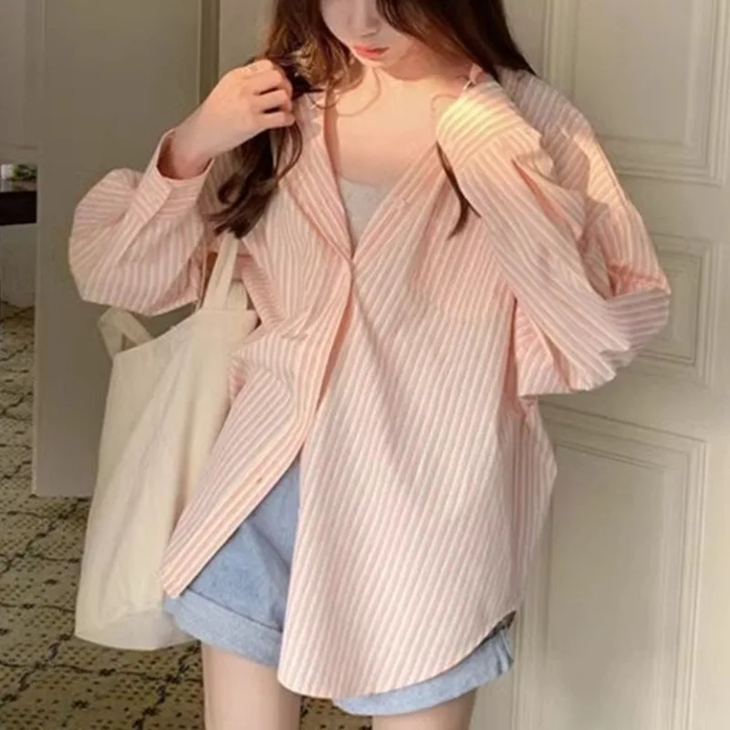 A Pink Striped Sun-protective Shirt for Women Light Summer Top Paired with A Loose Laid-back Long-sleeved Cardigan Relaxation