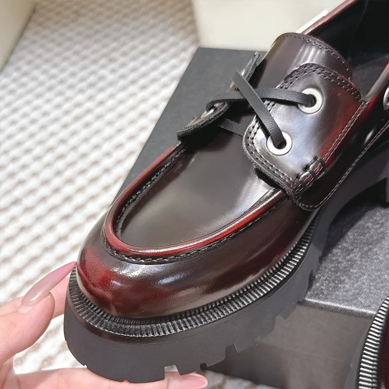 Mocasines de mujer de piel de vaca con corte de borde de alta calidad con suela gruesa y suela integrada de goma para moldear zapatos 25062313