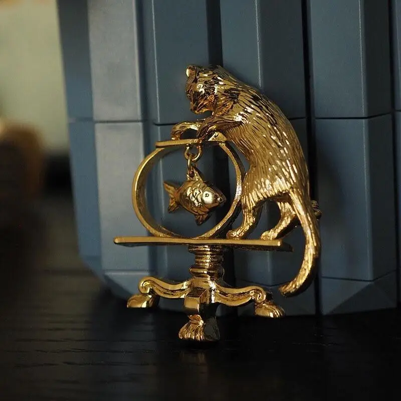 Vintage Baroque Kitten Brooch Simple Matte Metal Cat Enamel Pin Fashion Animal Pins Clothing Accessories Banquet Party Gifts