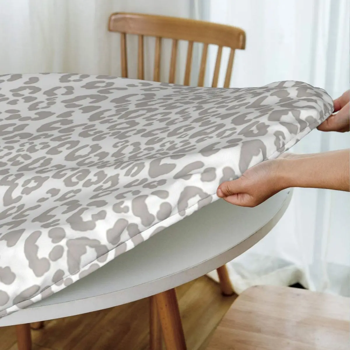 Light Leopard Pattern Waterproof Round Tablecloth Oilproof Table Cloth for Kitchen Events Dining Table Cover