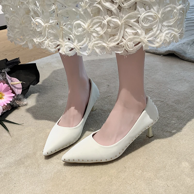 

Женские туфли на одинарной платформе с шипами, новые осенние туфли без шнуровки с острым носком и неглубоким носком на шпильке