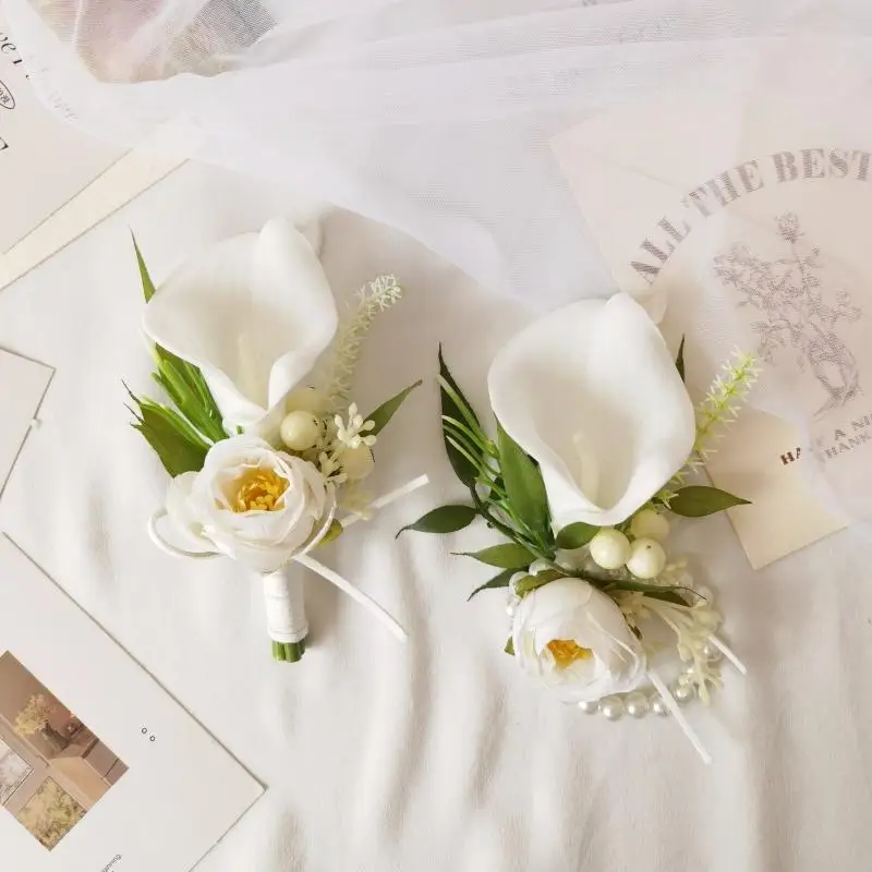 

Белый свадебный букет из тюльпанов и лилий-маков для невесты, свидетелей и подружек невесты для фотосессии