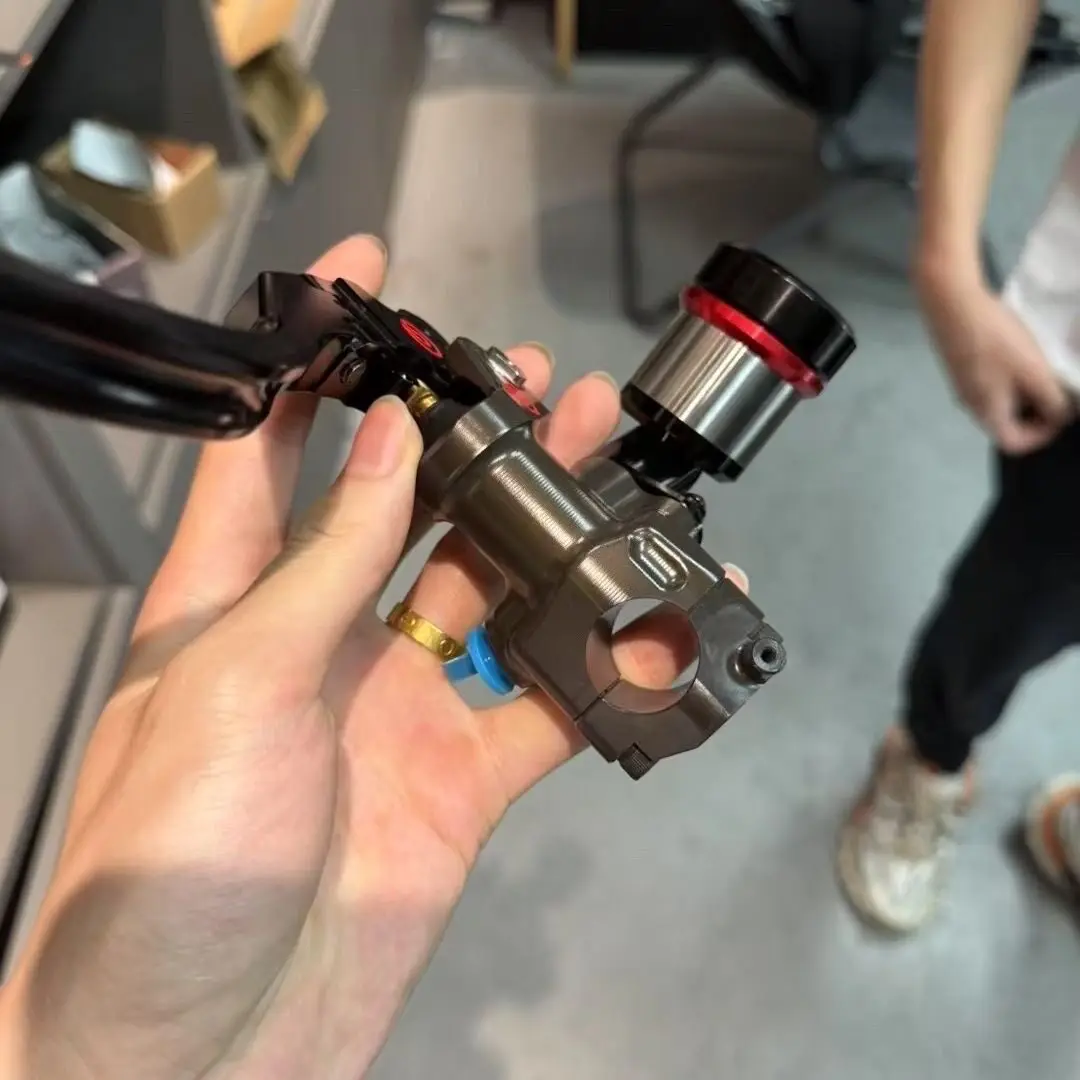 AEM oil pot domestic integrated push up titanium alloy pump oil cup electric motorcycle modified brake universal