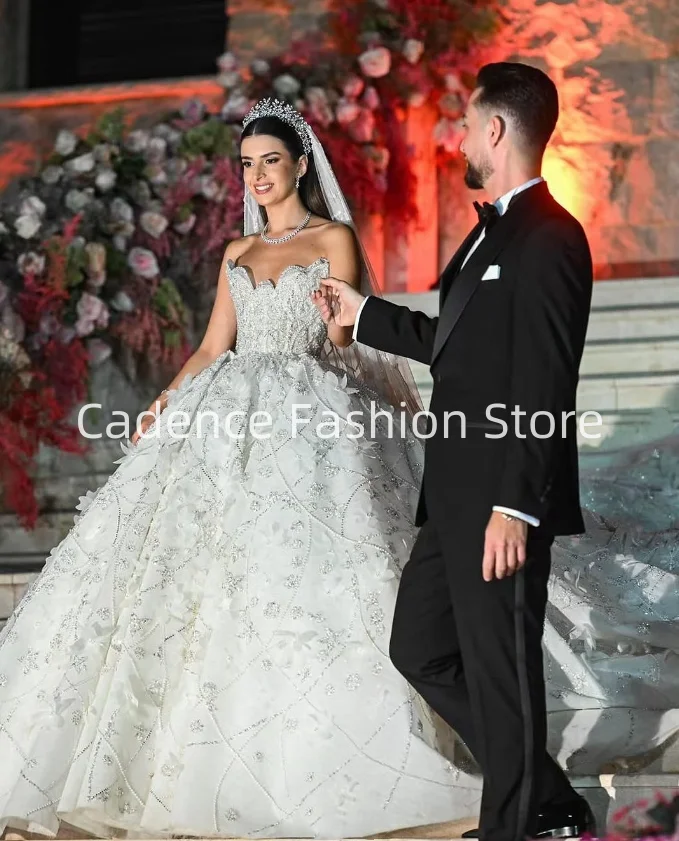 تخصيص 2025 فساتين فاخرة بدون حمالات على شكل حرف a الزفاف بريق مطرز يزين ثلاثية الأبعاد الأزهار زي العرائس الفاخرة