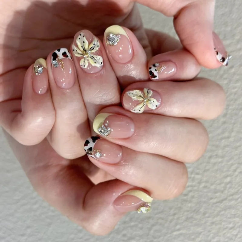 

24pcs 3D Flower Aesthetic Acrylic False Nails with Glue Short Round Self-adhesive Fake Nails Cheap Press on Nails Removable 2025
