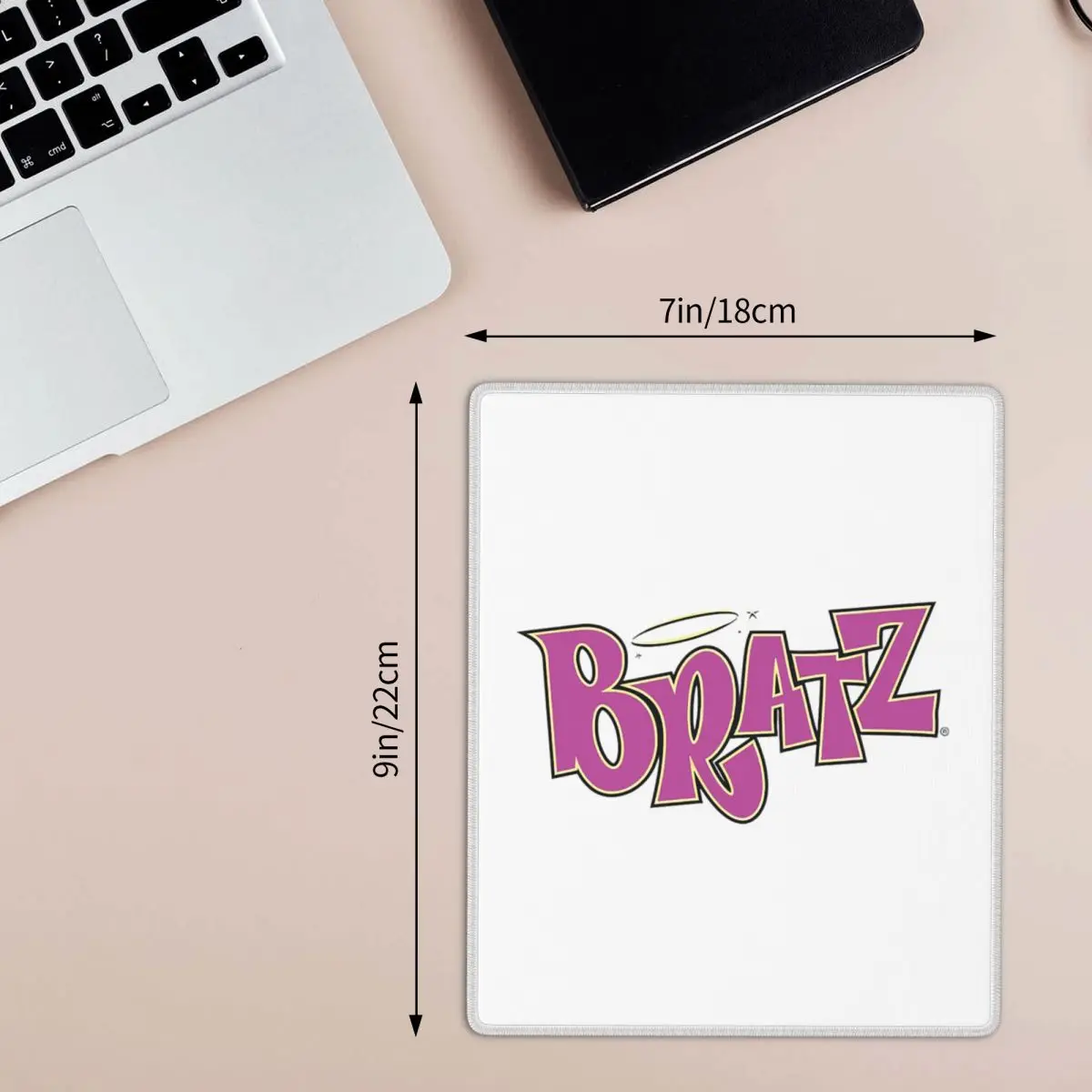 

Коврик для мыши с логотипом Bratz, коврик для геймеров, для ПК и ноутбуков, коврик для клавиатуры, компьютерный игровой коврик, офисные аксессуары, настольный коврик 7x9 дюймов (22x18 см)