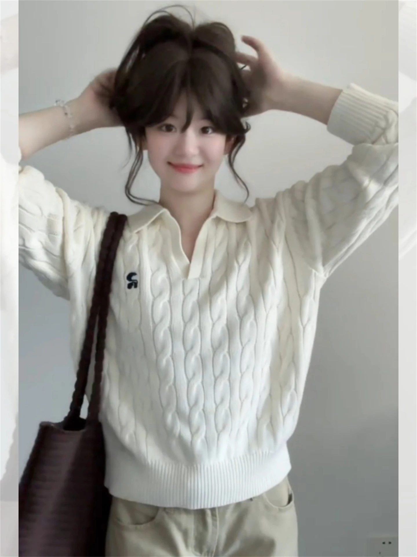 한국 스타일 니트 화이트 트위스트 폴로 셔츠 여성용 초가을 레이지 턴다운 칼라 탑 편안한 루즈핏 보온성