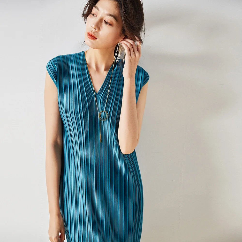 2026 summer V-neck slim elegant loose retro temperament pleated medium and long dress