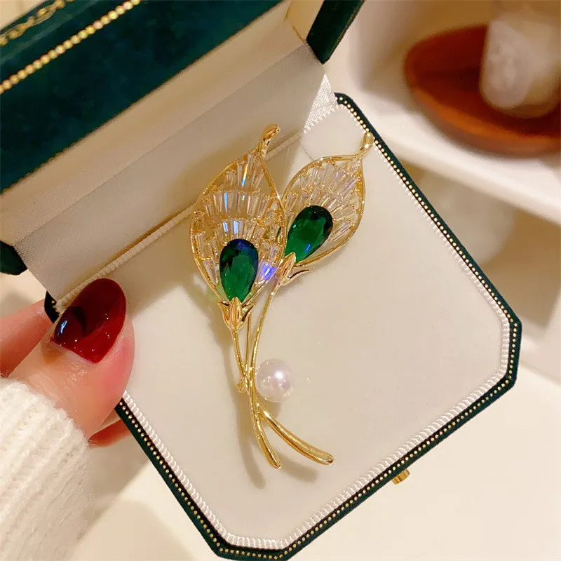 CC Luxury Brooches Imitation Emerald Pearl Tulips Shape Scarf Clasp Elegant Suit Pins Temperament Corsage Sparkly Jewelry B200