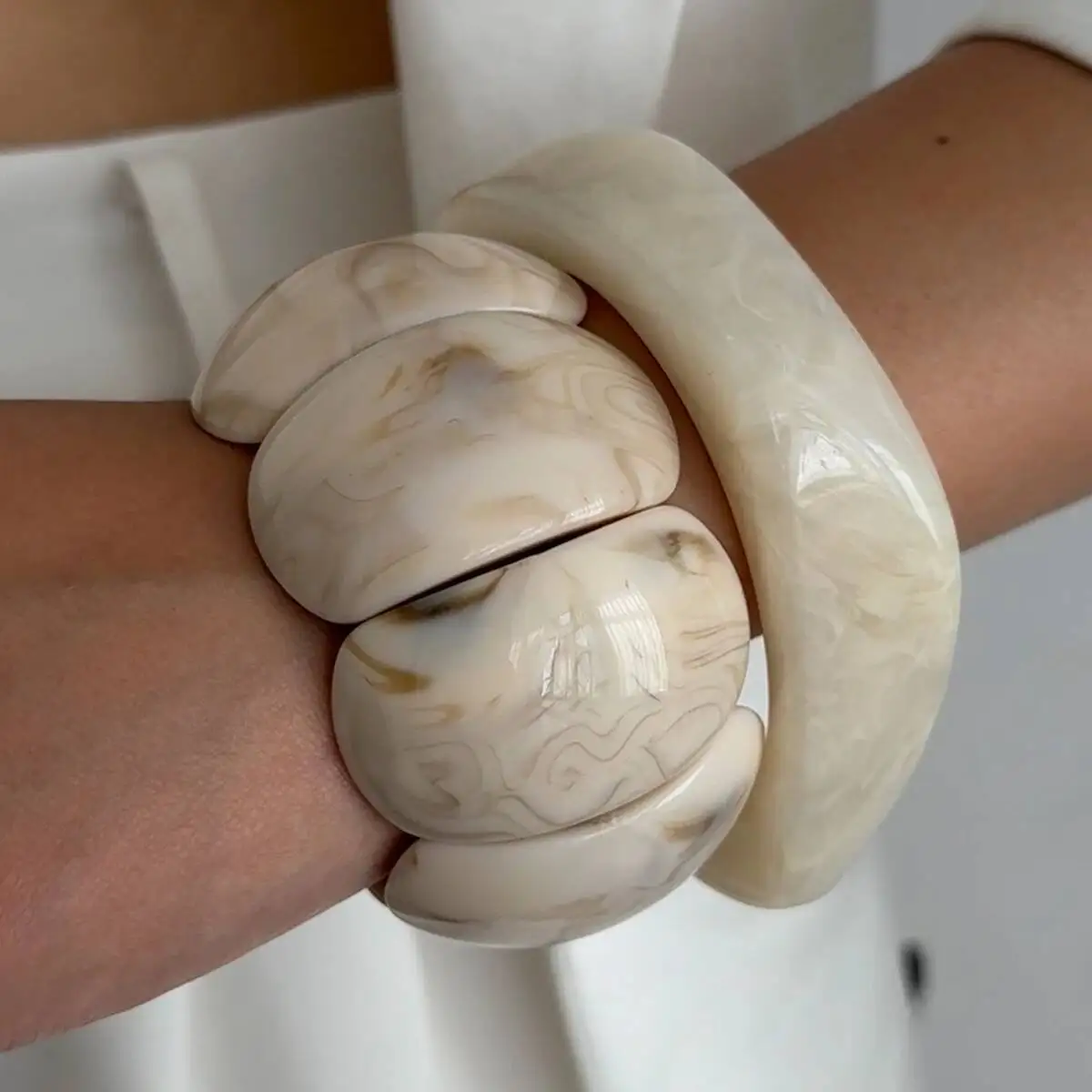 

SHIXIN Elegant Beige Thick Resin Acrylic Wide Bracelet for Women Bohemian Geometric Irregular Stackable Bangle Party Jewelry New